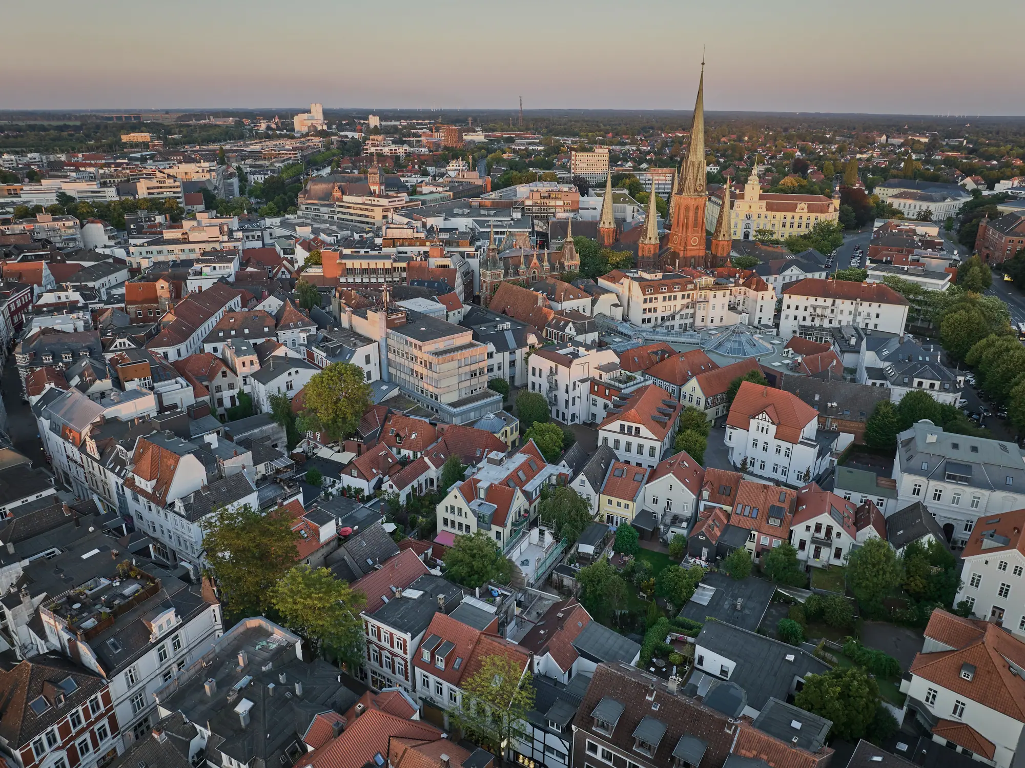 Luftaufnahme der Oldenburger Altstadt mit Lambertikirche im Abendlicht